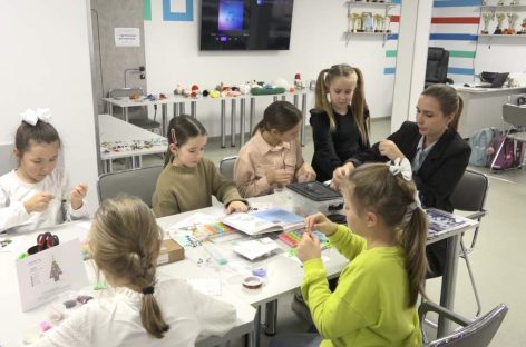 Эстафету волонтеров приняла творческая мастерская сальского парка: под руководством наставника дети плетут брелоки-талисманы