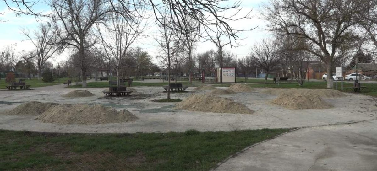 Для спорта, отдыха и игр: в Сальске строятся новые многофункциональные площадки и ремонтируются детские игровые зоны
