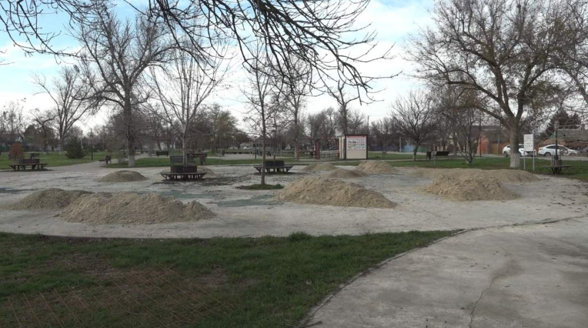 Для спорта, отдыха и игр: в Сальске строятся новые многофункциональные площадки и ремонтируются детские игровые зоны