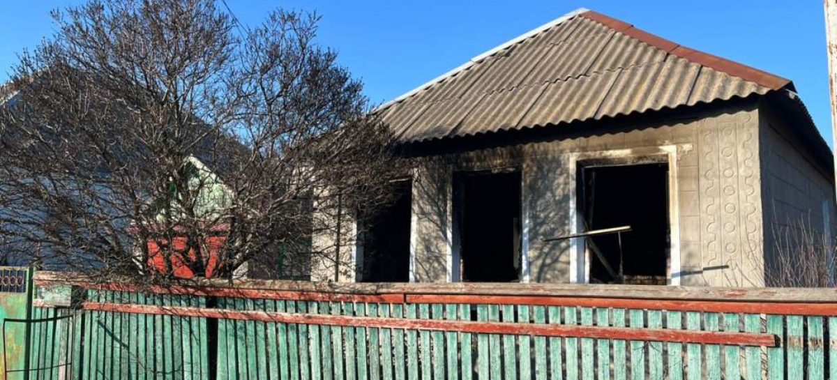 В Сальском районе из-за старой электропроводки случился пожар