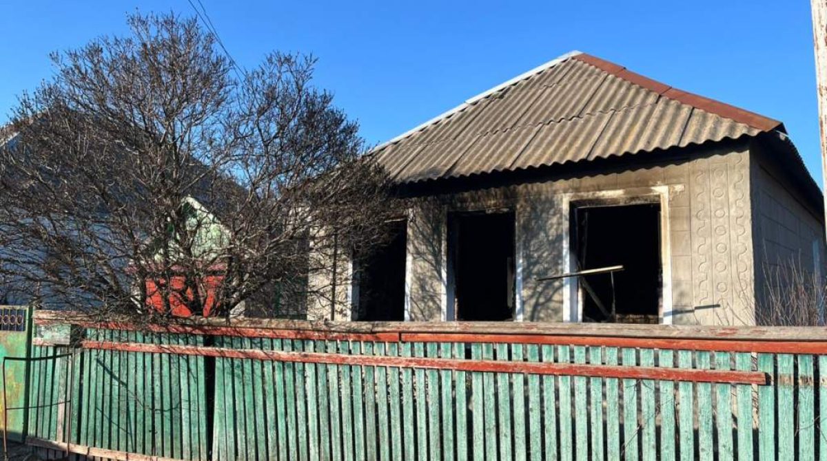 В Сальском районе из-за старой электропроводки случился пожар