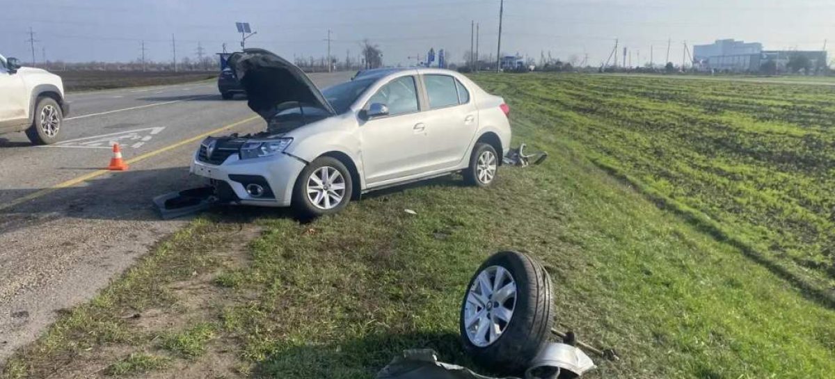 В Сальском районе иномарка врезалась в мачту освещения