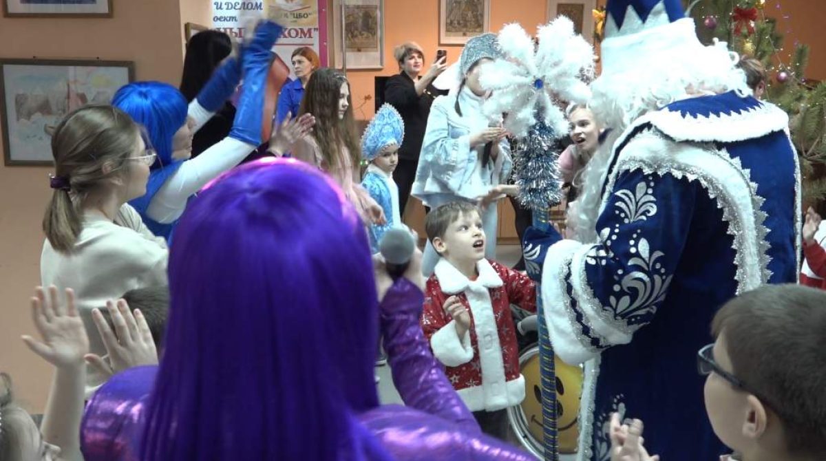 С Дедом Морозом, Пикселем и Чебурашкой: новогоднюю елку провели для особенных детей