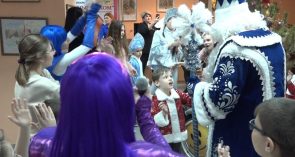 С Дедом Морозом, Пикселем и Чебурашкой: новогоднюю елку провели для особенных детей