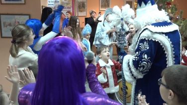 С Дедом Морозом, Пикселем и Чебурашкой: новогоднюю елку провели для особенных детей