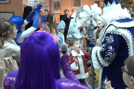 С Дедом Морозом, Пикселем и Чебурашкой: новогоднюю елку провели для особенных детей