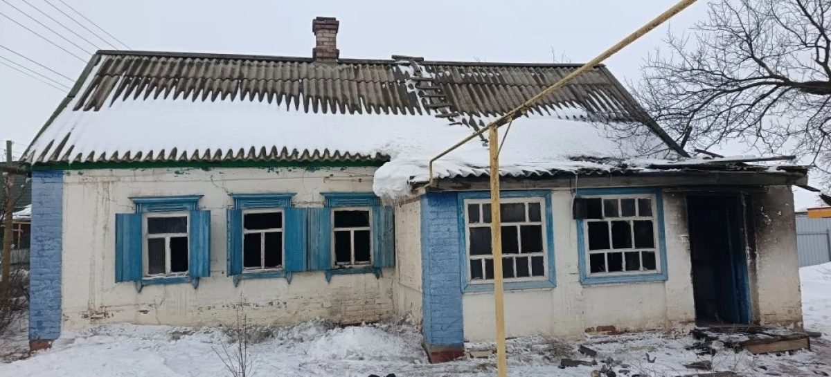 В Сальском районе загорелся дом