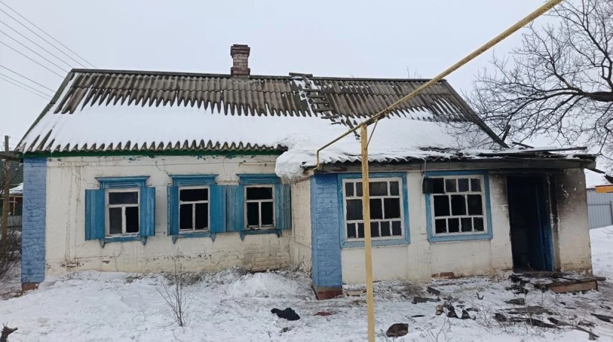 В Сальском районе загорелся дом