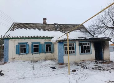 В Сальском районе загорелся дом