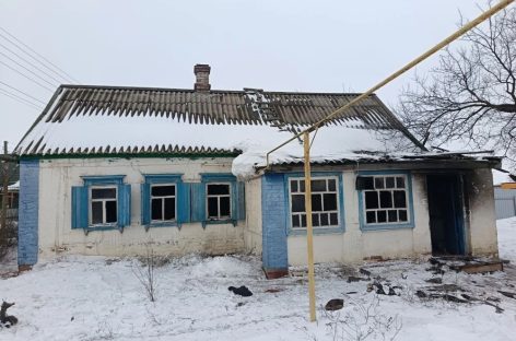 В Сальском районе загорелся дом