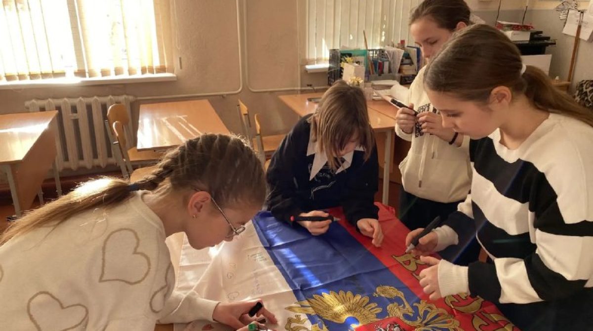 Учащиеся, их родители и педагоги школы № 5 г. Сальска приняли активное участие в благотворительной акции «Подарок для солдата»