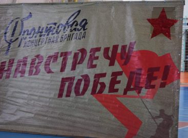 В Сальске поисковики и артисты рассказали учащимся школы № 10 об освобождении города от фашистских захватчиков