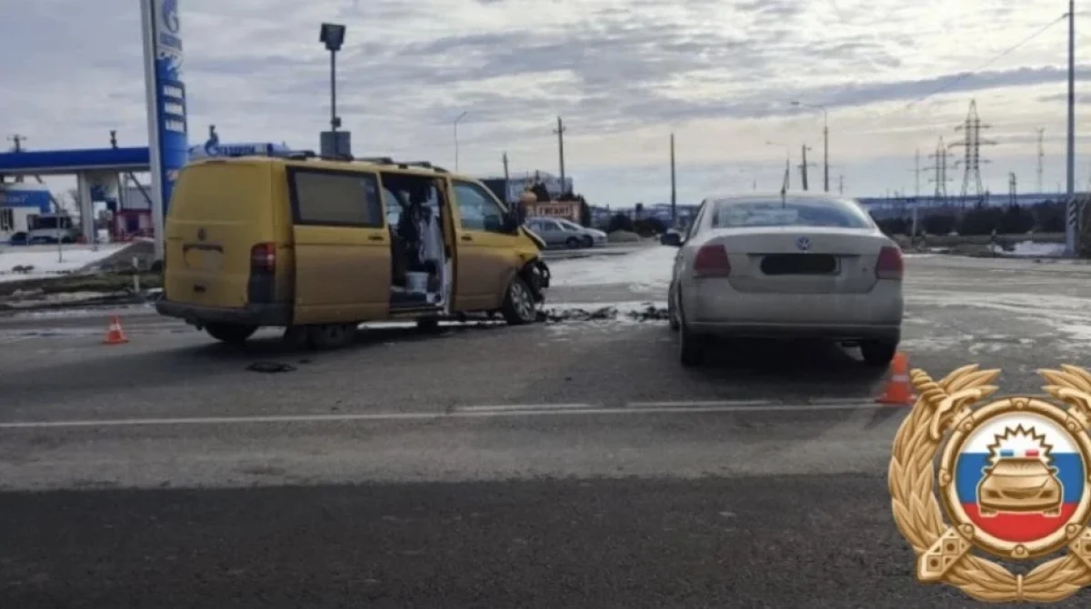 В Сальском районе столкнулись два «Фольксвагена»