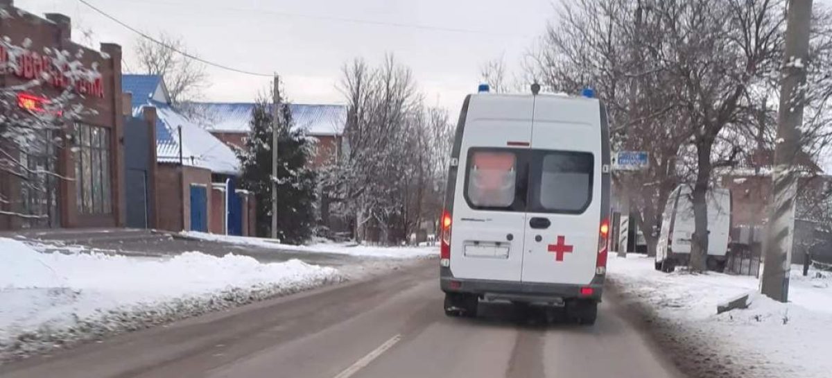 Сальчанин хотел почистить крышу от снега, но не удержался, покатился вниз