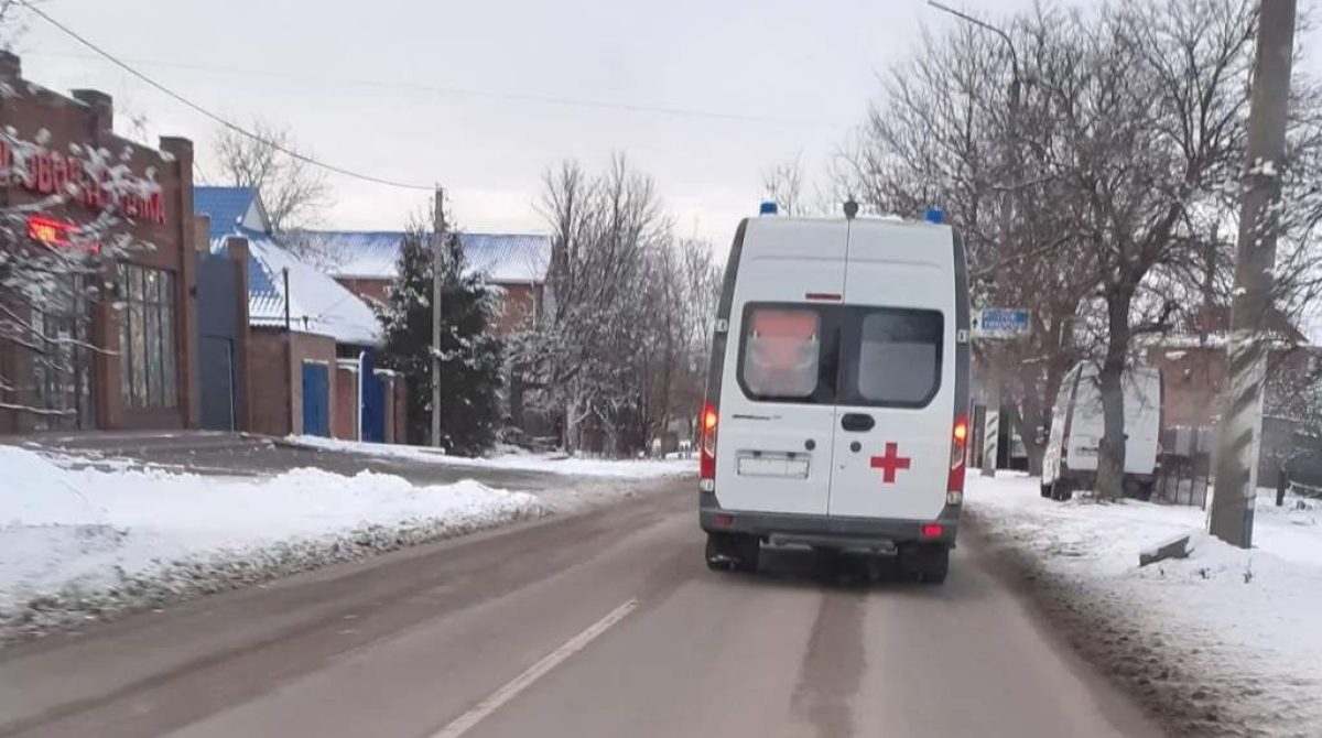 Сальчанин хотел почистить крышу от снега, но не удержался, покатился вниз