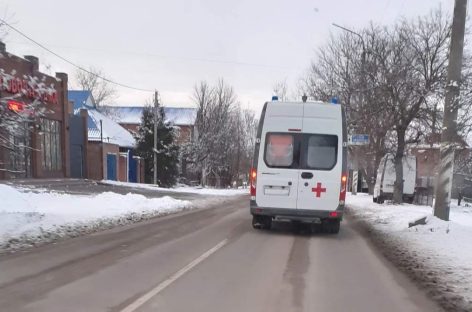 Сальчанин хотел почистить крышу от снега, но не удержался, покатился вниз