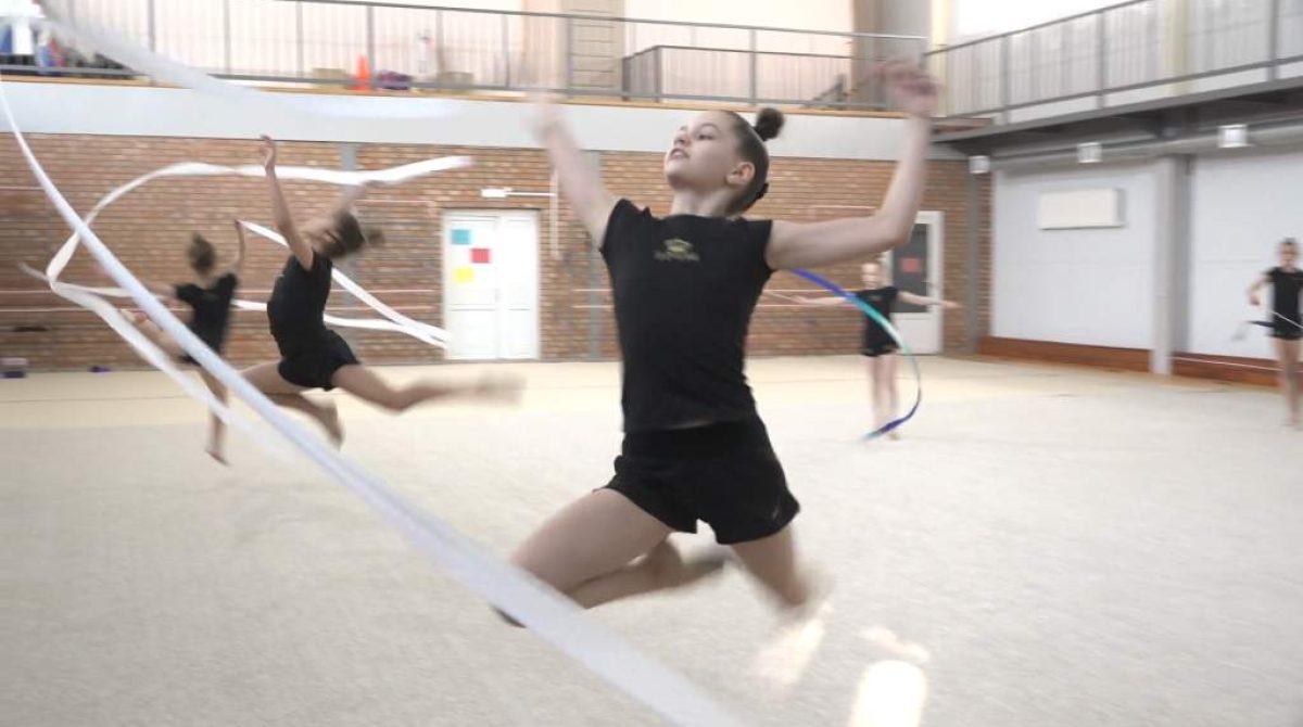 В сальском клубе «Здоровая нация» растят будущих чемпионок — гимнастки выполнили спортивные разряды