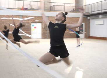 В сальском клубе «Здоровая нация» растят будущих чемпионок — гимнастки выполнили спортивные разряды