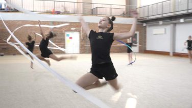 В сальском клубе «Здоровая нация» растят будущих чемпионок — гимнастки выполнили спортивные разряды