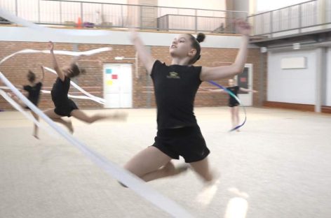 В сальском клубе «Здоровая нация» растят будущих чемпионок — гимнастки выполнили спортивные разряды