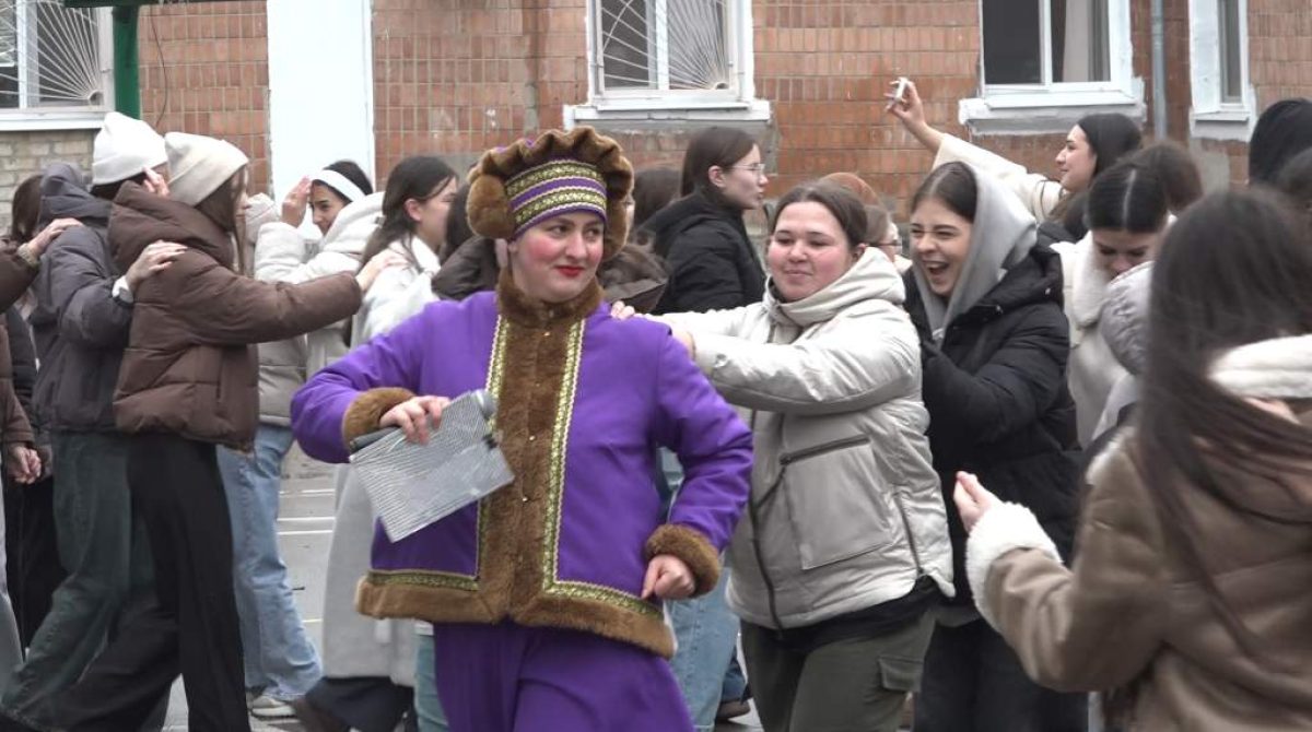 С хороводом и блинами: Масленицу отметили в медтехникуме