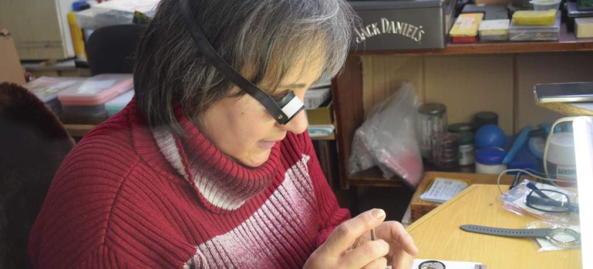 Часовая времени: сальчанка освоила редкую профессию и вот уже четверть века чинит часы горожан