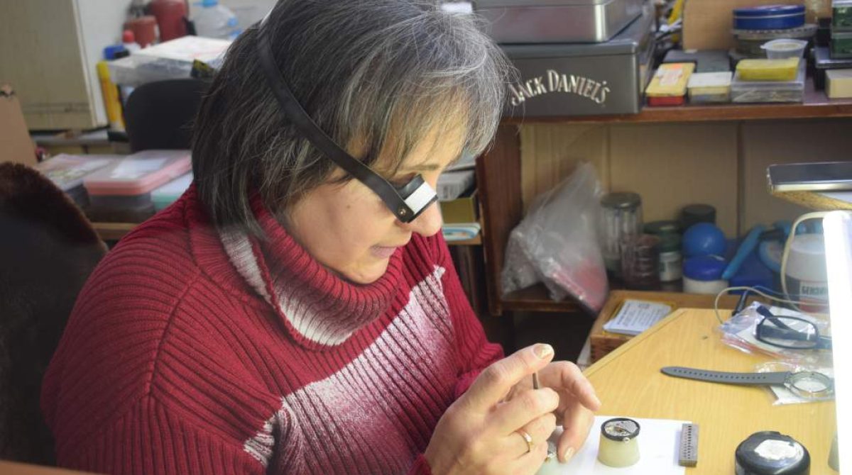 Часовая времени: сальчанка освоила редкую профессию и вот уже четверть века чинит часы горожан