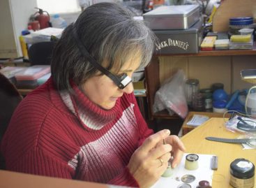 Часовая времени: сальчанка освоила редкую профессию и вот уже четверть века чинит часы горожан