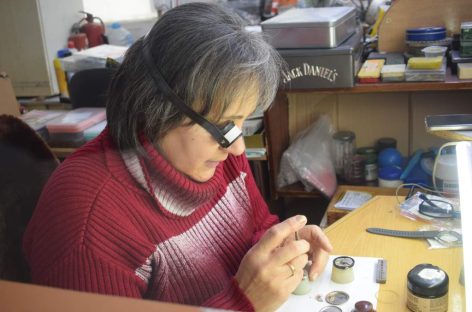 Часовая времени: сальчанка освоила редкую профессию и вот уже четверть века чинит часы горожан