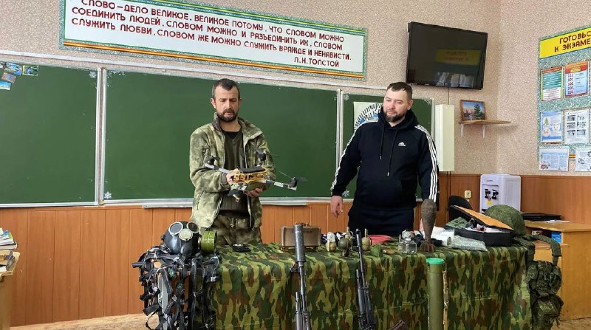 Уроки мужества в школе № 5 города Сальска вдохновляют юных волонтеров