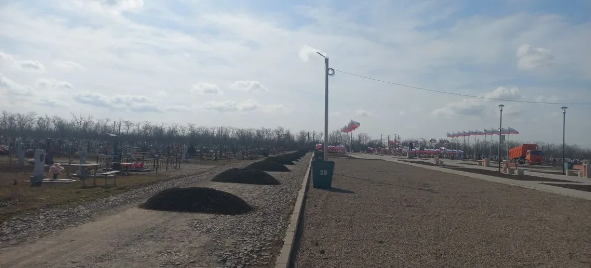 В Сальске продолжается  благоустройство  Аллеи Героев на городском кладбище