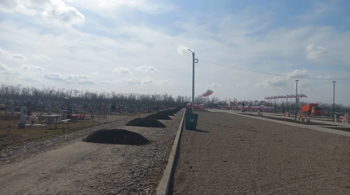 В Сальске продолжается  благоустройство  Аллеи Героев на городском кладбище