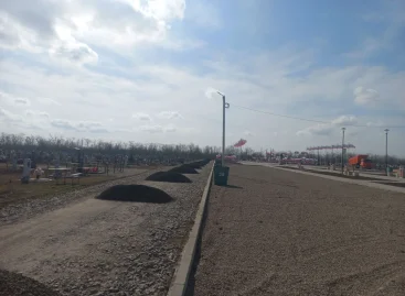 В Сальске продолжается  благоустройство  Аллеи Героев на городском кладбище