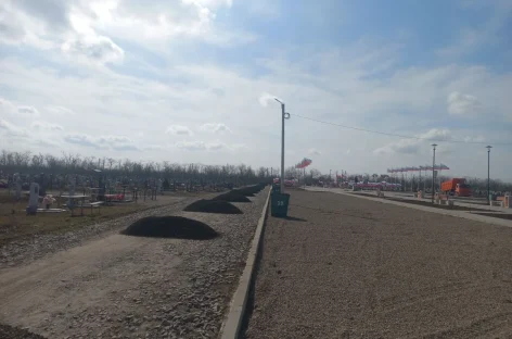 В Сальске продолжается  благоустройство  Аллеи Героев на городском кладбище