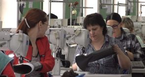 О героях труда: сальчанки работают на самых ответственных участках обувной фабрики 200 человек сегодня трудятся на сальской обувной фабрике.