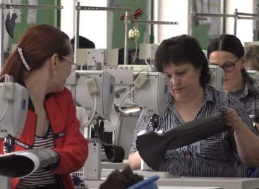 О героях труда: сальчанки работают на самых ответственных участках обувной фабрики 200 человек сегодня трудятся на сальской обувной фабрике.