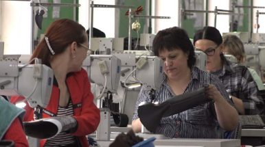 О героях труда: сальчанки работают на самых ответственных участках обувной фабрики 200 человек сегодня трудятся на сальской обувной фабрике.