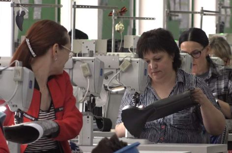 О героях труда: сальчанки работают на самых ответственных участках обувной фабрики 200 человек сегодня трудятся на сальской обувной фабрике.