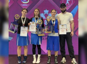 Два «золота» и «серебро»: сальские девушки-боксёрши завоевали награды на первенстве ЮФО