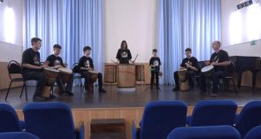 Музыка Африки звучит в Сальске: в школе искусств № 2  играют на джембе и дундунах