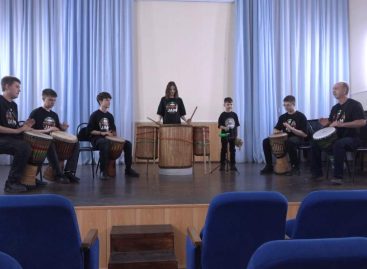 Музыка Африки звучит в Сальске: в школе искусств № 2  играют на джембе и дундунах