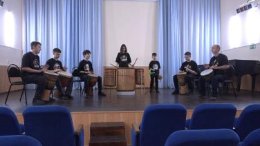 Музыка Африки звучит в Сальске: в школе искусств № 2  играют на джембе и дундунах