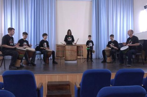 Музыка Африки звучит в Сальске: в школе искусств № 2  играют на джембе и дундунах