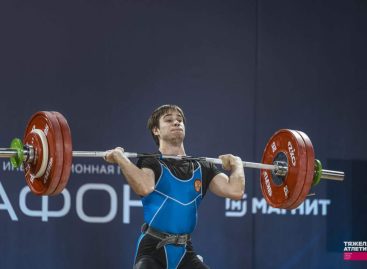 В сумме — 264 кг: Екатеринбурге состоялось первенство России по тяжелой атлетике среди юниоров от 15 до 20 лет