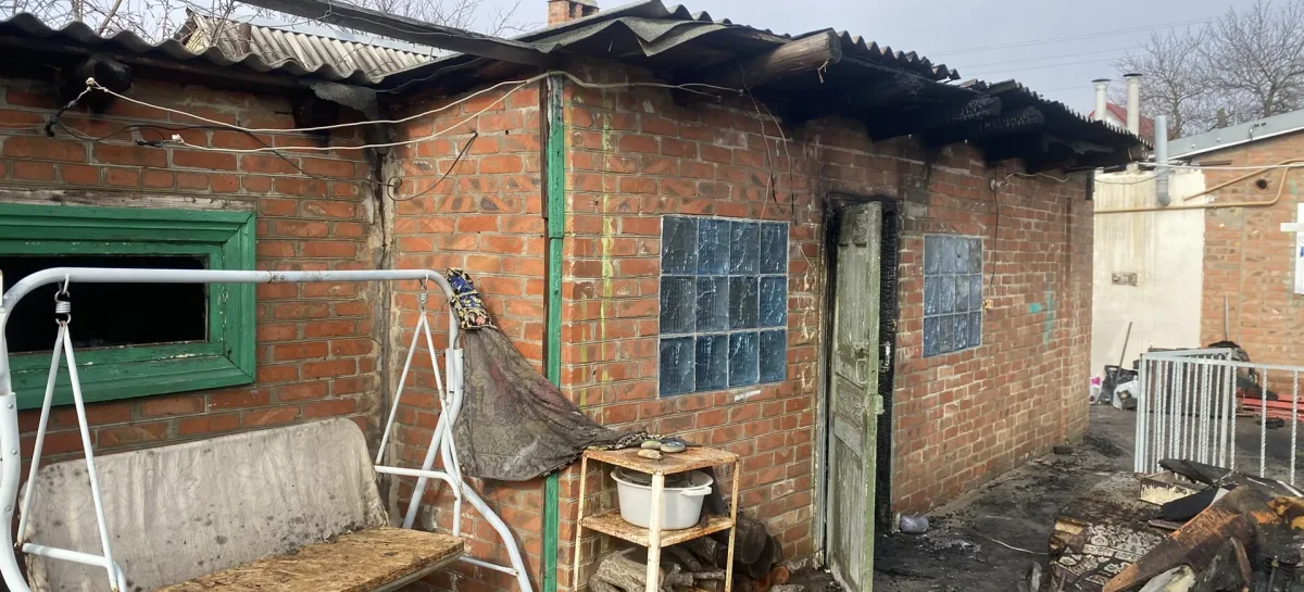 В Сальске ранним утром в частном домовладении загорелся гараж