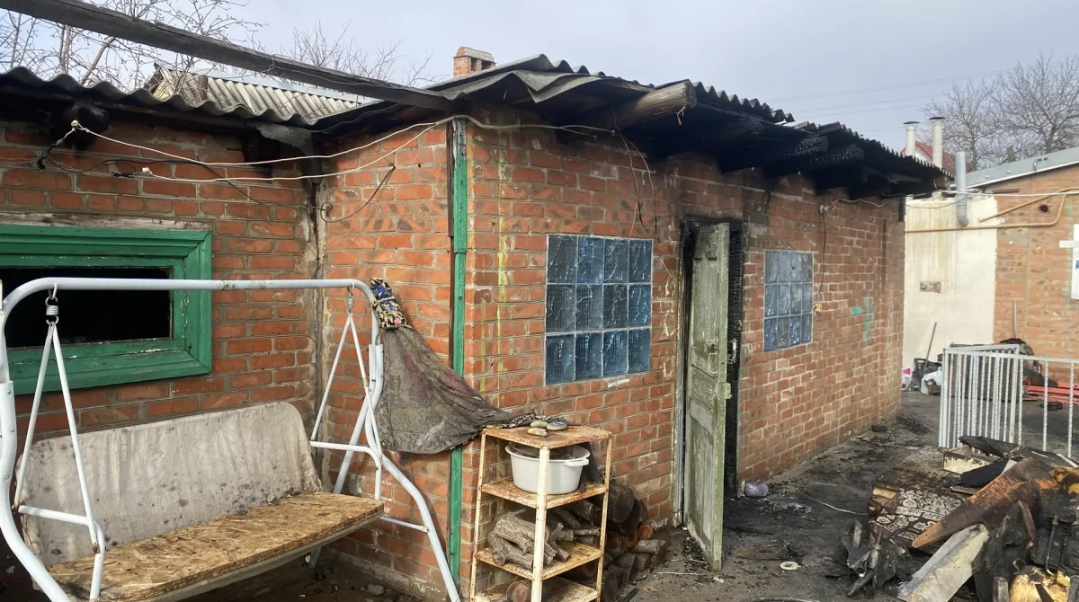 В Сальске ранним утром в частном домовладении загорелся гараж