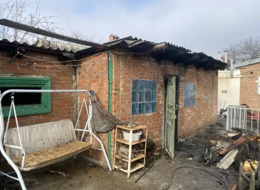 В Сальске ранним утром в частном домовладении загорелся гараж