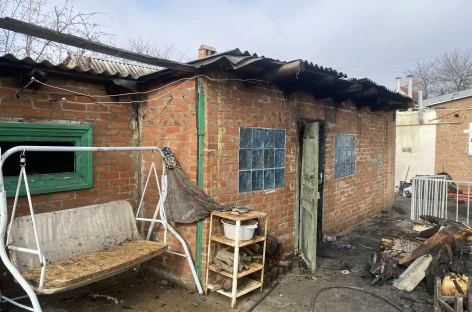 В Сальске ранним утром в частном домовладении загорелся гараж