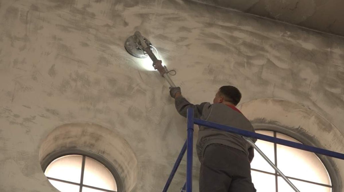 В верхнем приходе — ремонт, в нижнем — службы: храм Кирилла и Мефодия готовится к Пасхе