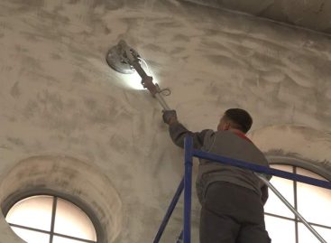 В верхнем приходе — ремонт, в нижнем — службы: храм Кирилла и Мефодия готовится к Пасхе